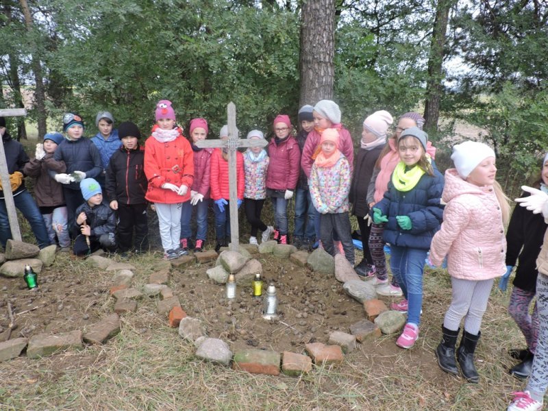 Sprzątanie grobów w Melanowie